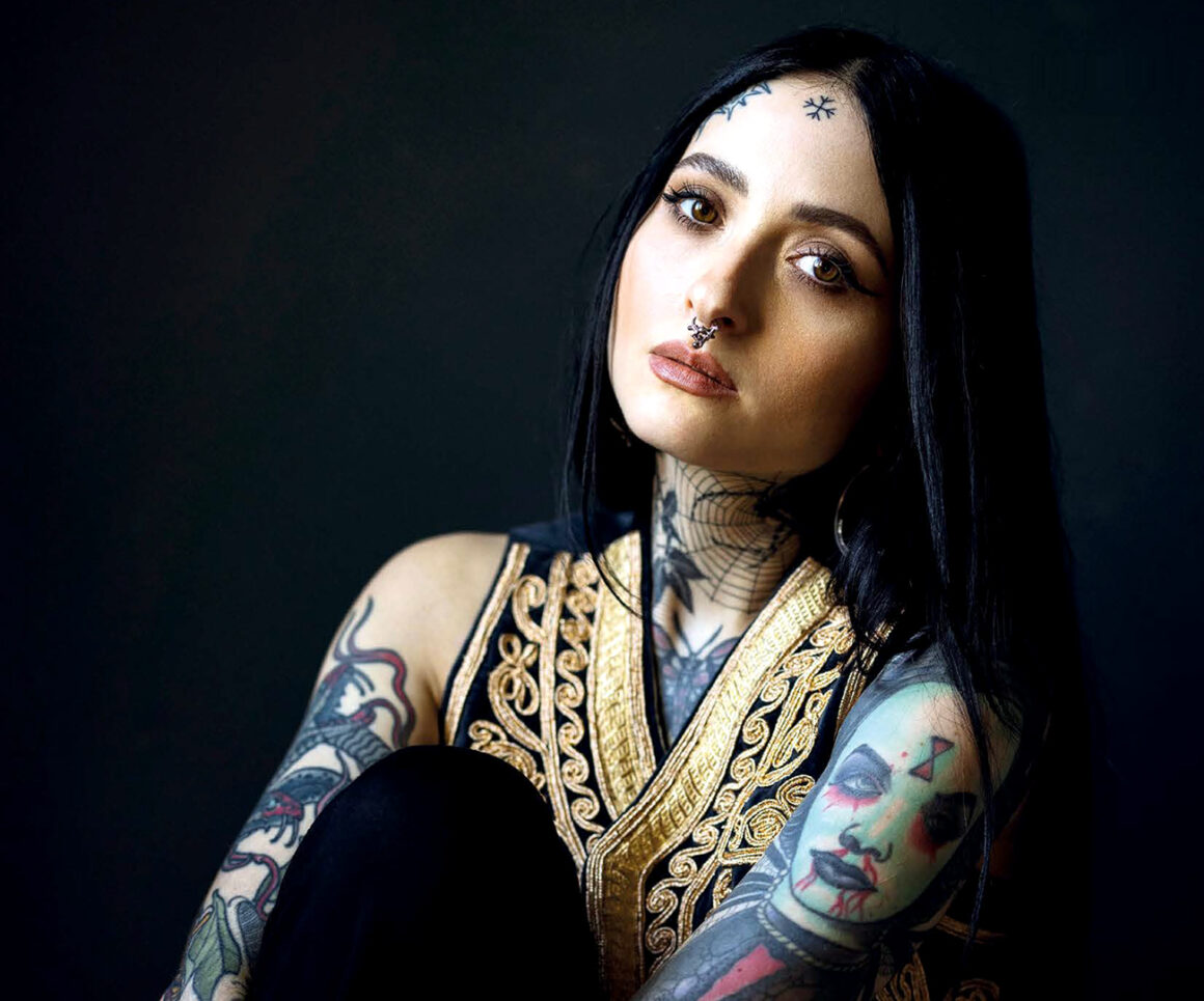Cover girl: Sofa Oblina
